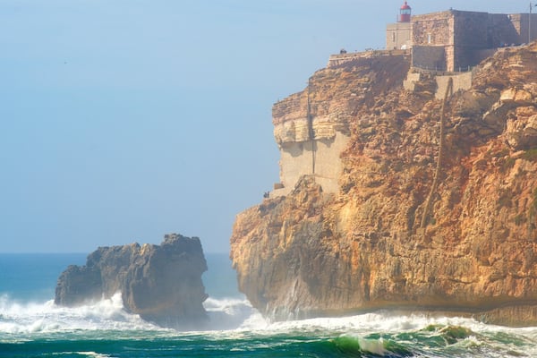 Nazaré qui includes côte rocheuse, surf et vues littorales