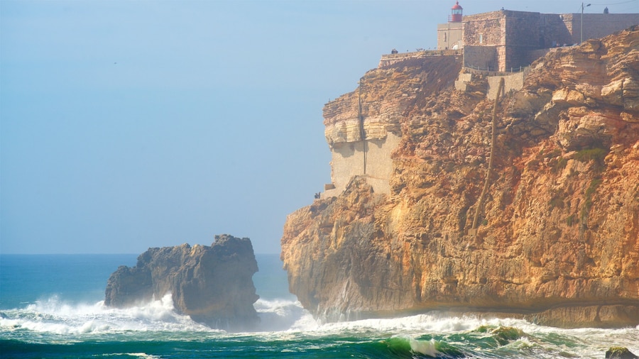 Nazaré mostrando surfe, litoral acidentado e paisagens litorùneas
