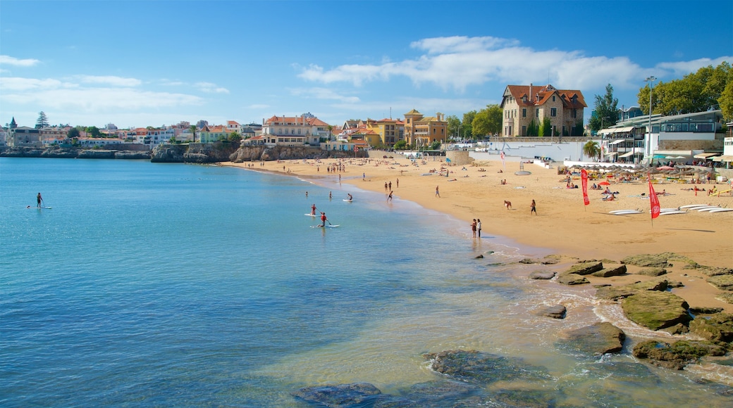 Cascais inclusief een kuststadje, algemene kustgezichten en een strand