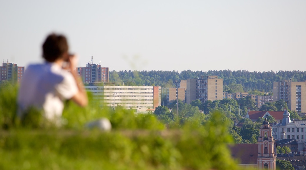 Trois croix mettant en vedette ville et vues