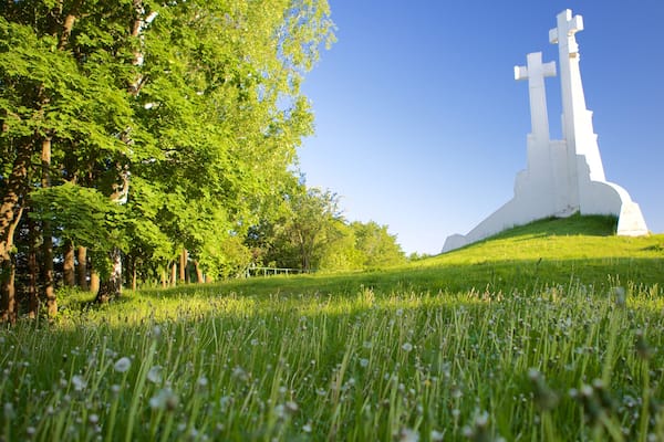Three Crosses which includes a monument, religious elements and a park