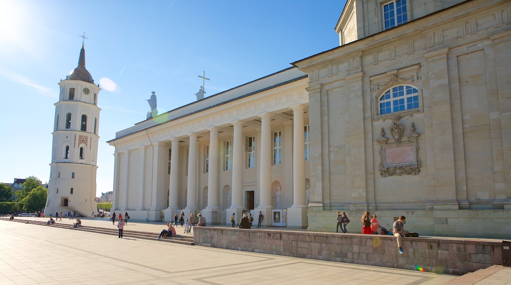 Cathedral Square welches beinhaltet Kirche oder Kathedrale, Geschichtliches und Platz oder Plaza