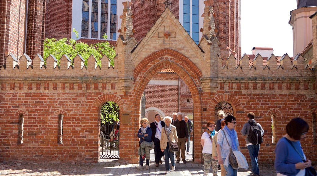 Kirchen Hl. Anna das einen Geschichtliches und Kirche oder Kathedrale sowie kleine Menschengruppe