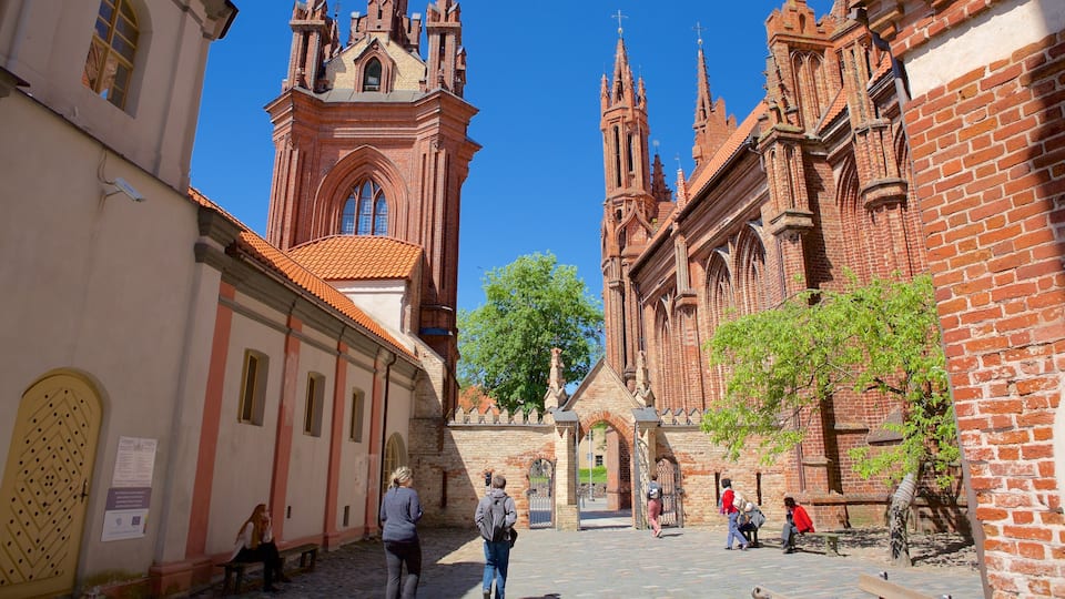 Iglesia de Santa Ana ofreciendo arquitectura patrimonial y una iglesia o catedral y también un grupo pequeño de personas