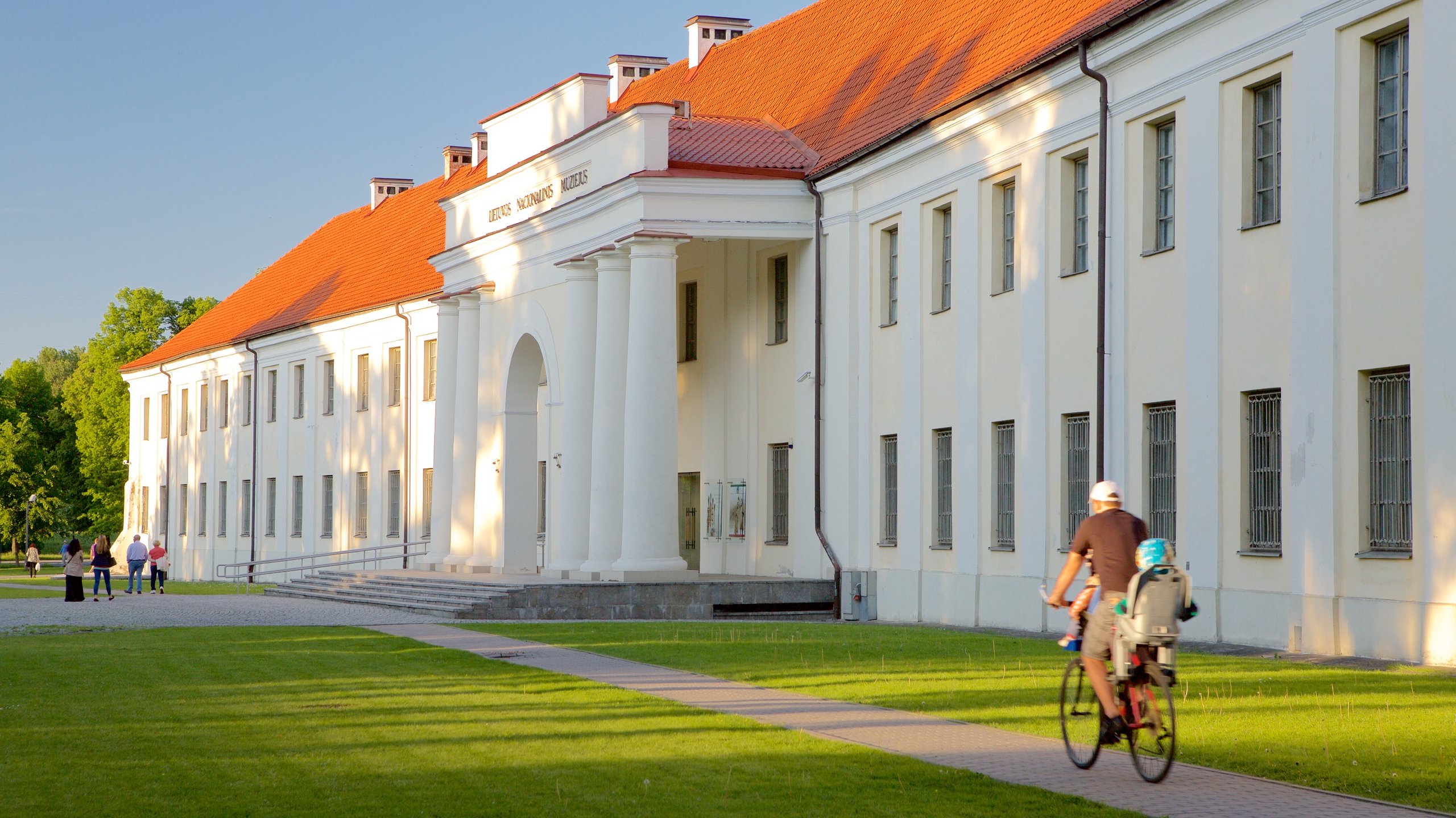 Museu Nacional da Lituânia caracterizando elementos de patrimônio, um jardim e ciclismo