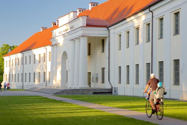 Litauisches Nationalmuseum welches beinhaltet Geschichtliches, Park und Fahrradfahren