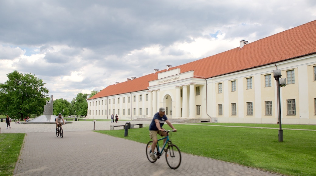 Museo Nacional de Lituania ofreciendo un jardín, elementos patrimoniales y ciclismo