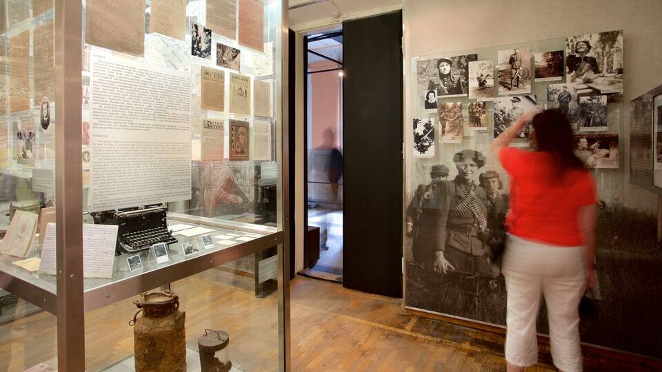 Museo de las Víctimas del Genocidio mostrando vistas de interior y también un grupo pequeño de personas