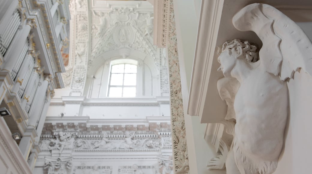 Kerk van Sint-Pieter en Sint-Paulus bevat interieur en historisch erfgoed