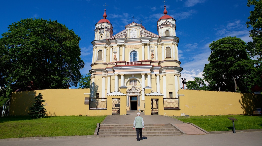 Igreja de São Pedro e São Paulo caracterizando elementos de patrimônio e uma igreja ou catedral assim como um homem sozinho