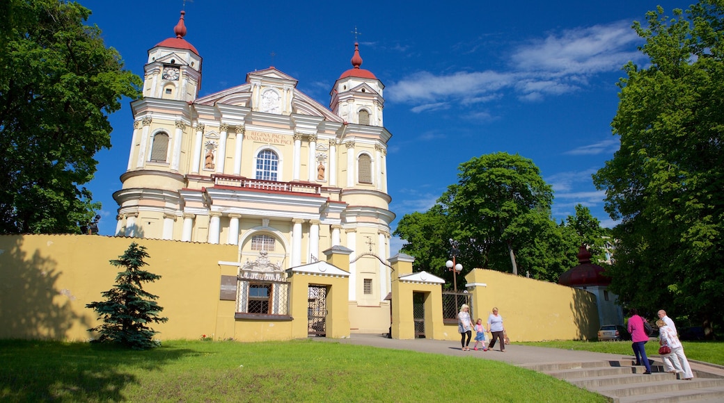 Iglesia de San Pedro y San Pablo ofreciendo patrimonio de arquitectura y una iglesia o catedral y también un pequeño grupo de personas