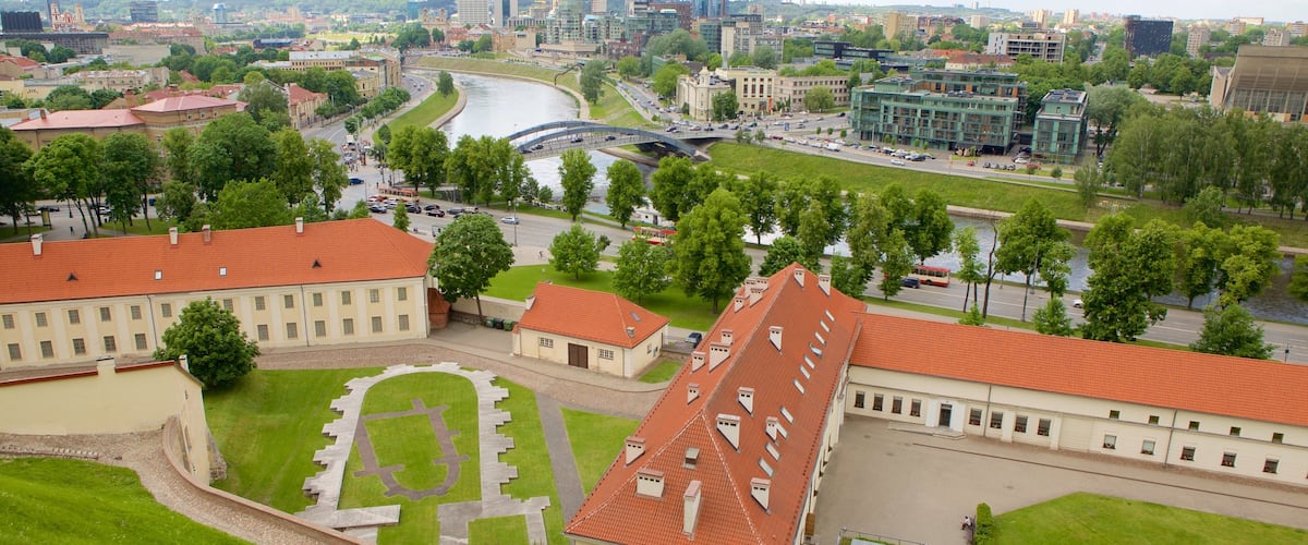 Higher フィーチャー 自然の風景, 河あるいは小川 と 都市