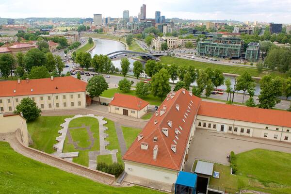Higher welches beinhaltet Fluss oder Bach, Stadt und Landschaften