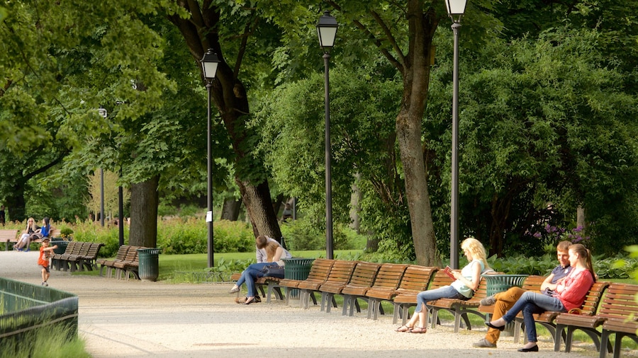 Vilna que incluye jardín y también un pequeño grupo de personas