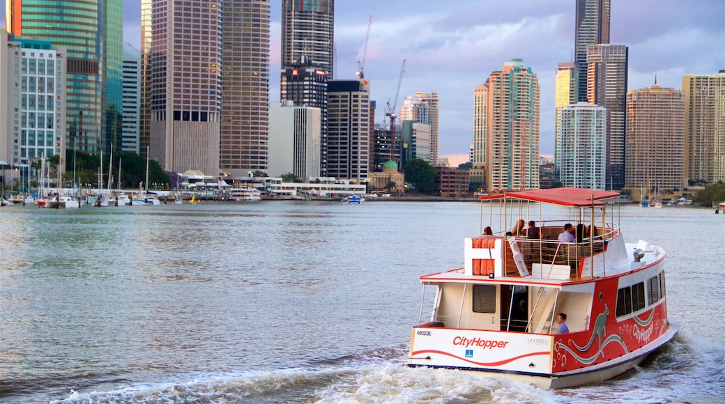 Kangaroo Point showing a bay or harbour, a city and boating