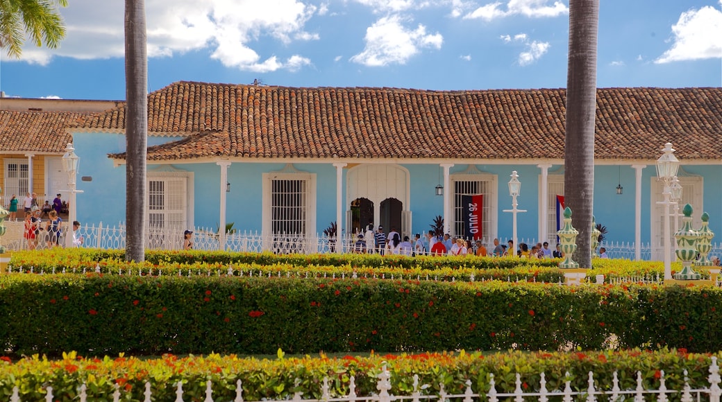 Colonial Architecture Museum mit einem Park und Wildblumen sowie kleine Menschengruppe