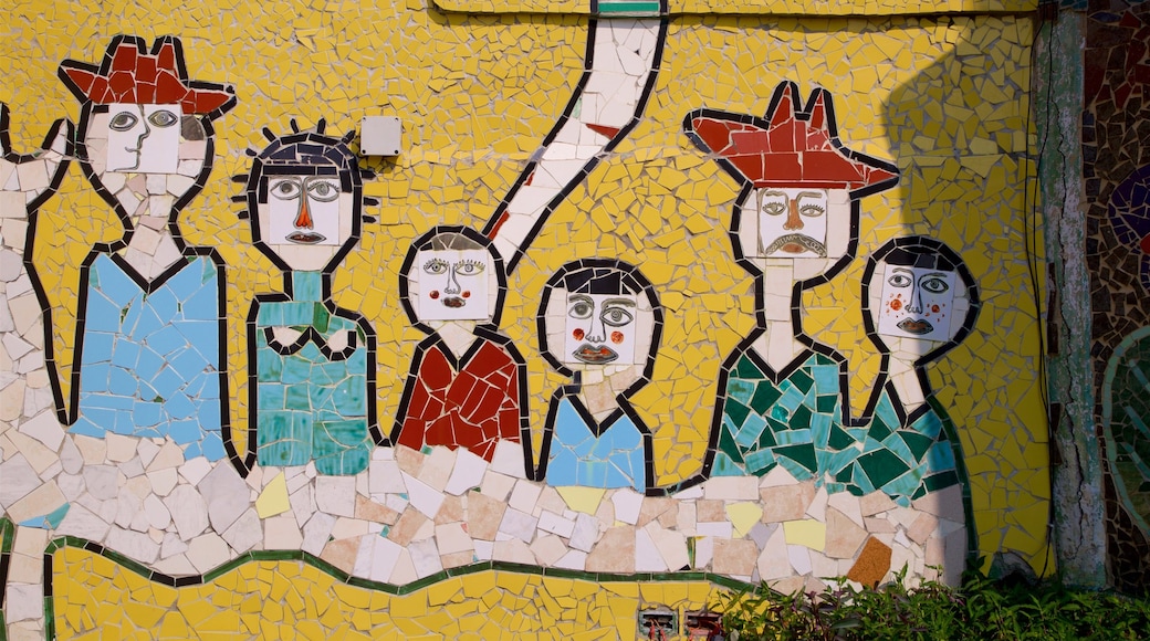 Havana showing outdoor art