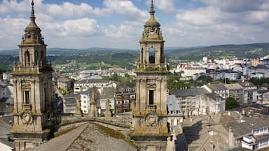 Lugo ofreciendo elementos del patrimonio y una ciudad