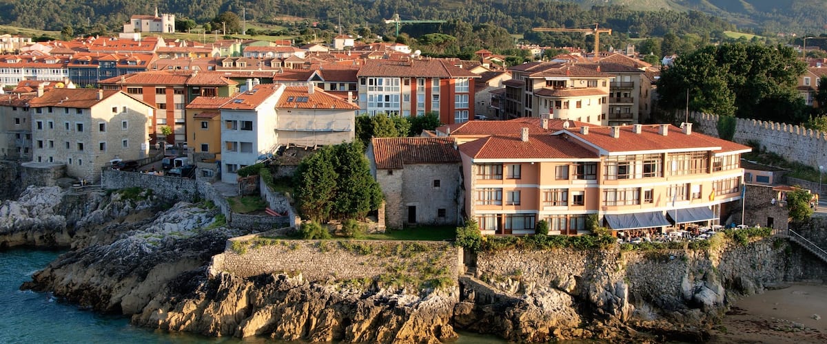 Llanes ofreciendo una ciudad costera, escenas tranquilas y costa rocosa