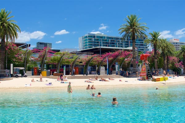 Southbank Parklands mettant en vedette plage, baignade et vues littorales