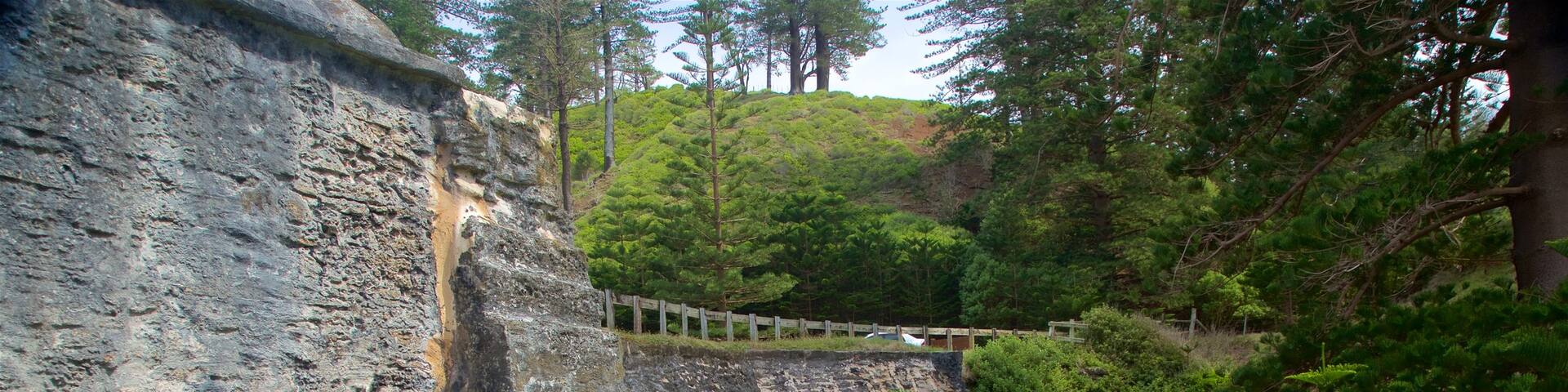 Bloody Bridge showing heritage elements and tranquil scenes