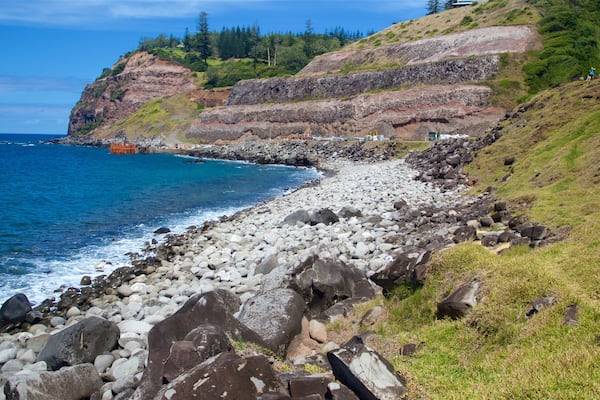 Norfolk-Insel welches beinhaltet Steinstrand, allgemeine Küstenansicht und schroffe Küste