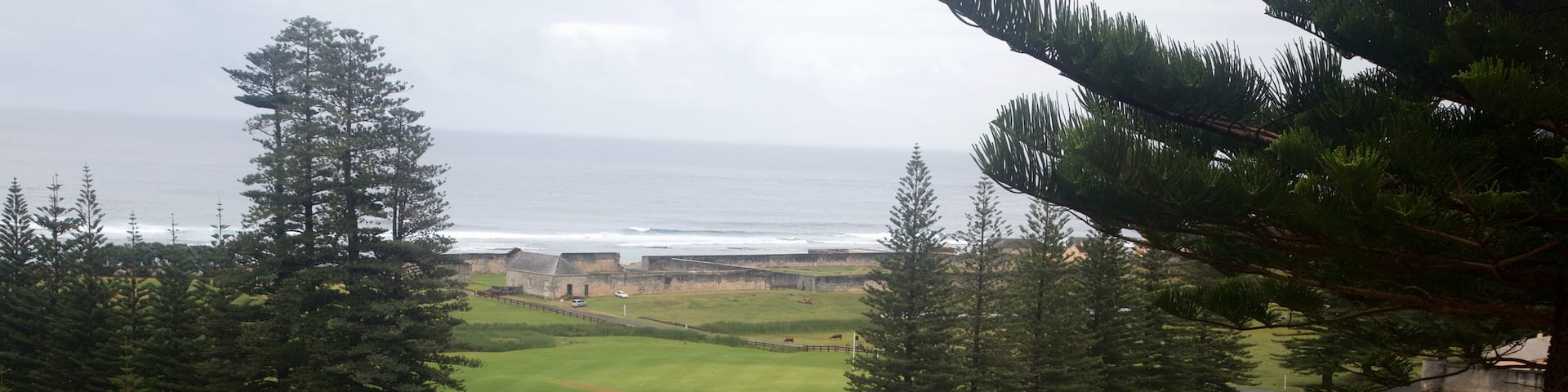 Ăle Norfolk montrant vues littorales et petite ville ou village