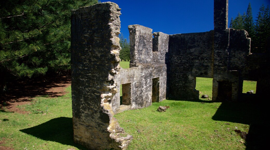 Isla Norfolk que incluye elementos patrimoniales y ruinas de un edificio