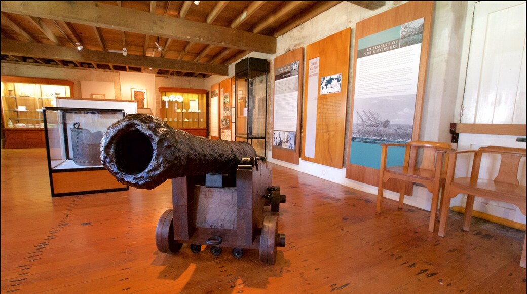 Ilha Norfolk mostrando elementos de patrimĂŽnio, itens militares e vistas internas