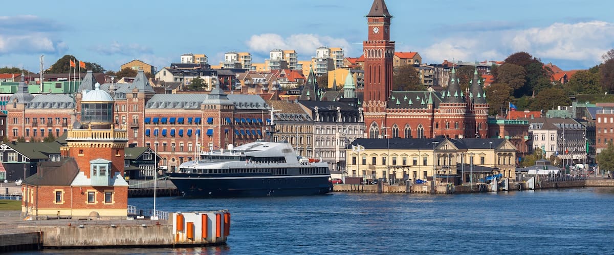 Helsingborg ofreciendo crucero, una bahía o puerto y una ciudad