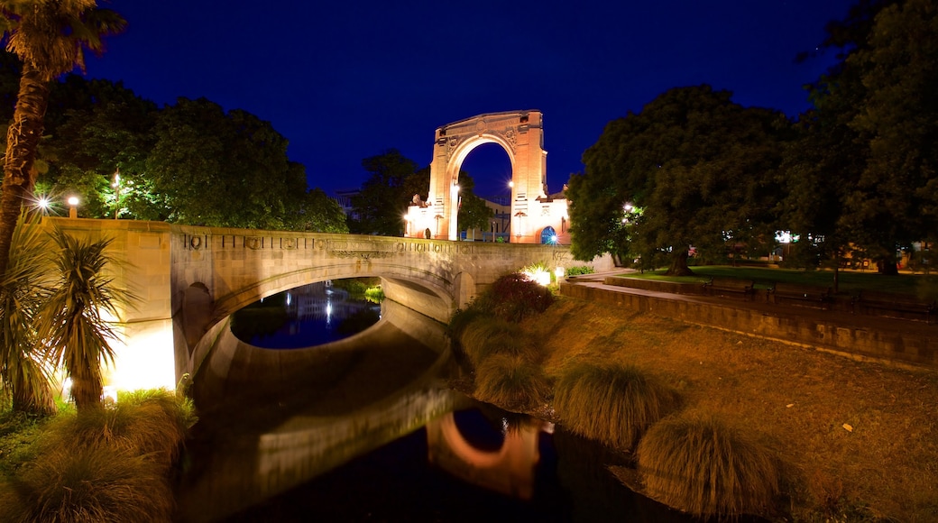 Bridge of Remembrance which includes night scenes, a river or creek and heritage elements