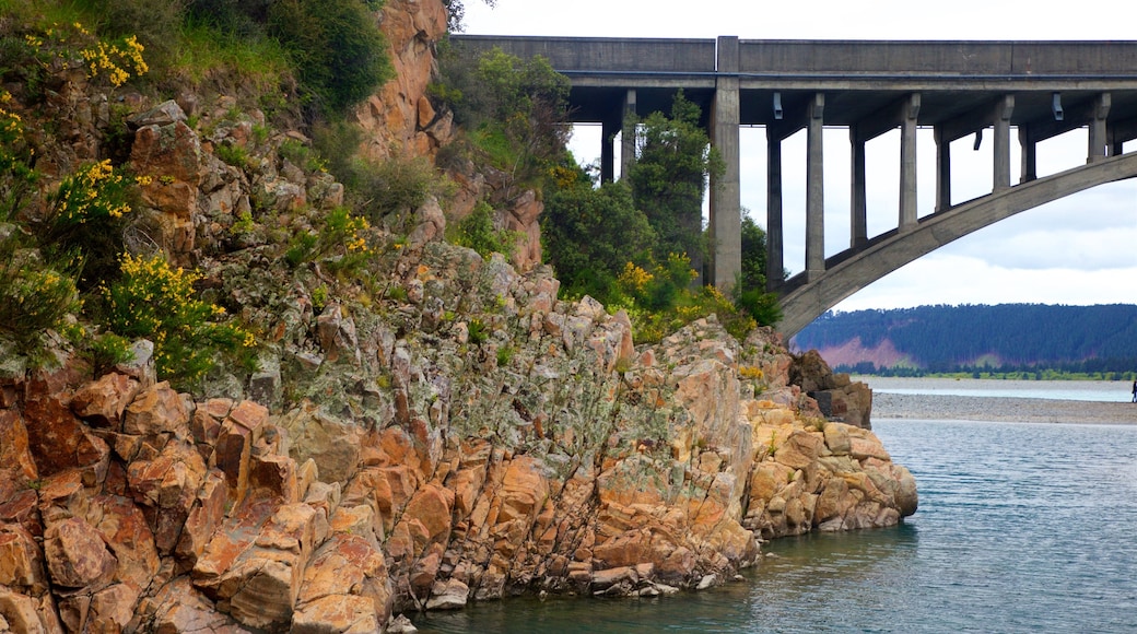 Rakaia Gorge mostrando ponte e fiume o ruscello