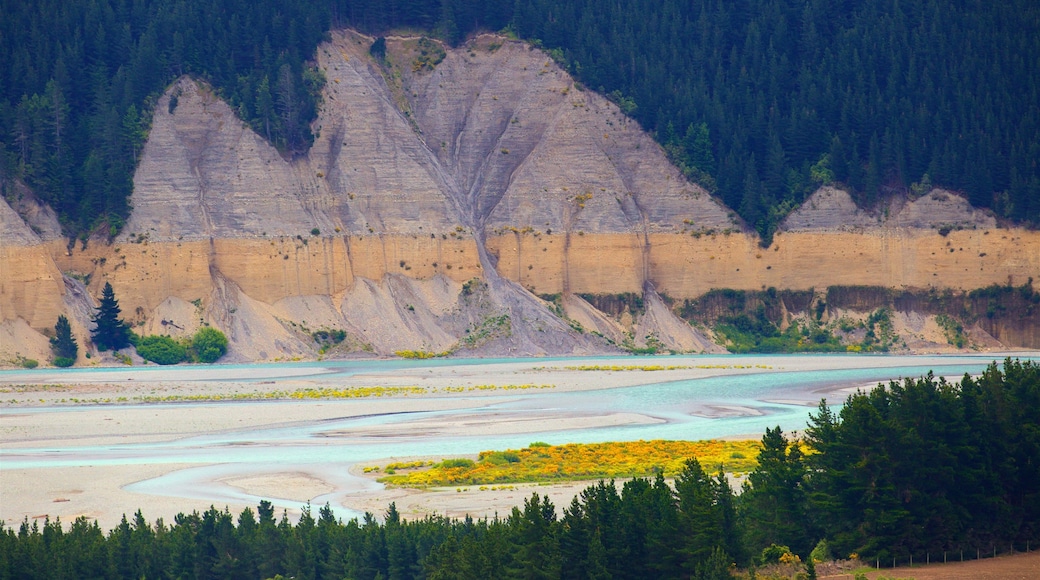 Rakaia Gorge som inkluderar en å eller flod och stillsam natur