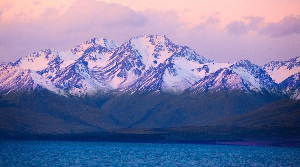 Lake Tekapo showing a sunset, mountains and landscape views