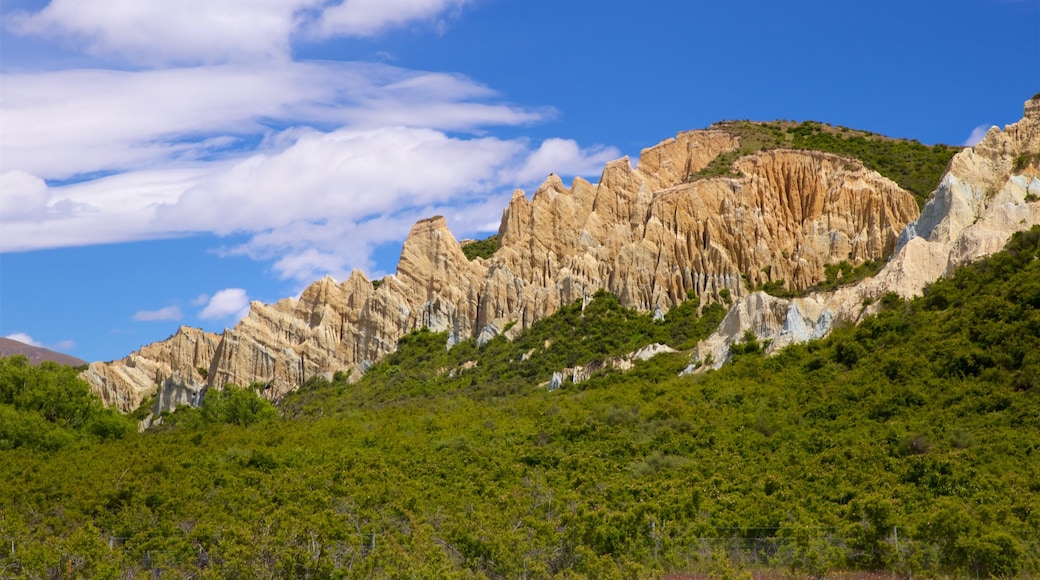 Clay Cliffs que incluye escenas tranquilas y montañas