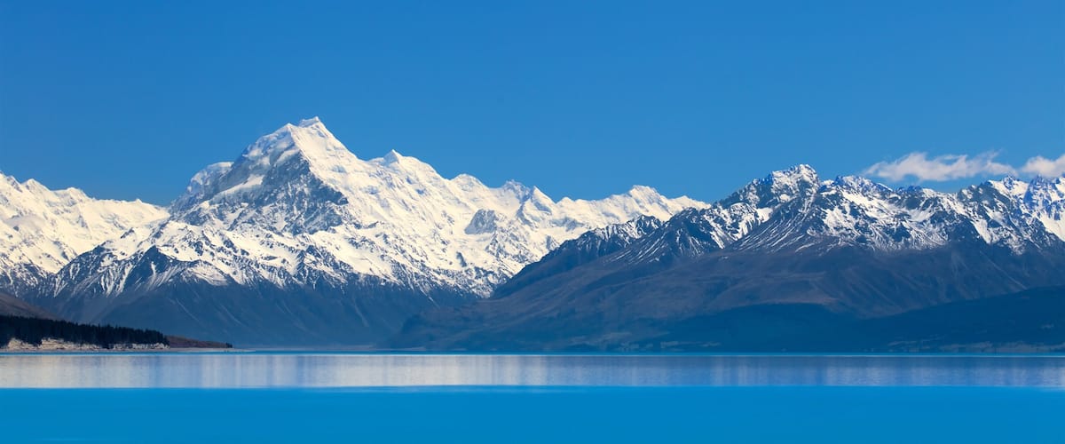 Lake Pukaki ofreciendo nieve, montañas y un lago o abrevadero