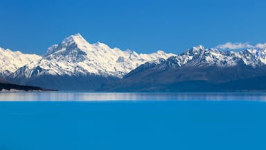Lake Pukaki ofreciendo nieve, montañas y un lago o abrevadero