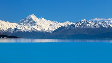 Lake Pukaki showing mountains, snow and a lake or waterhole