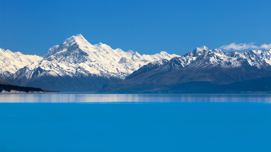 Lake Pukaki showing mountains, snow and a lake or waterhole