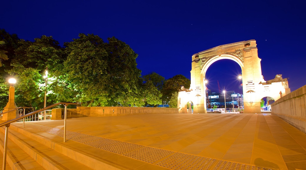 Bridge of Remembrance showing night scenes and heritage elements