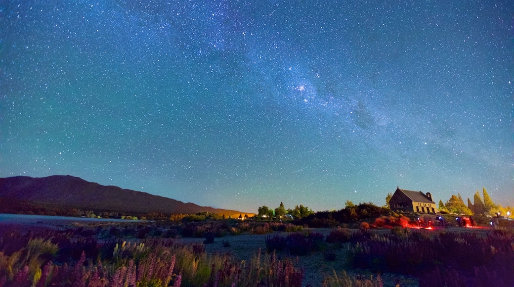 Chiesa del Buon Pastore mostrando aurora boreale, paesaggi rilassanti e paesaggio notturno