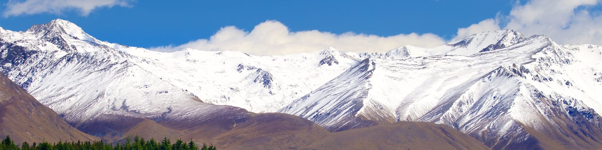 Lake Pukaki showing mountains, snow and a lake or waterhole