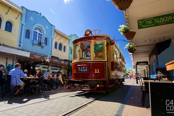 New Regent Street mit einem Eisenbahnbetrieb, Essen im Freien und Blumen