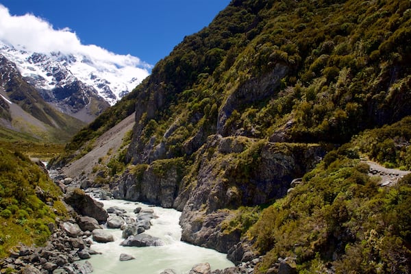 Mount Cook National Park welches beinhaltet ruhige Szenerie, Fluss oder Bach und Berge