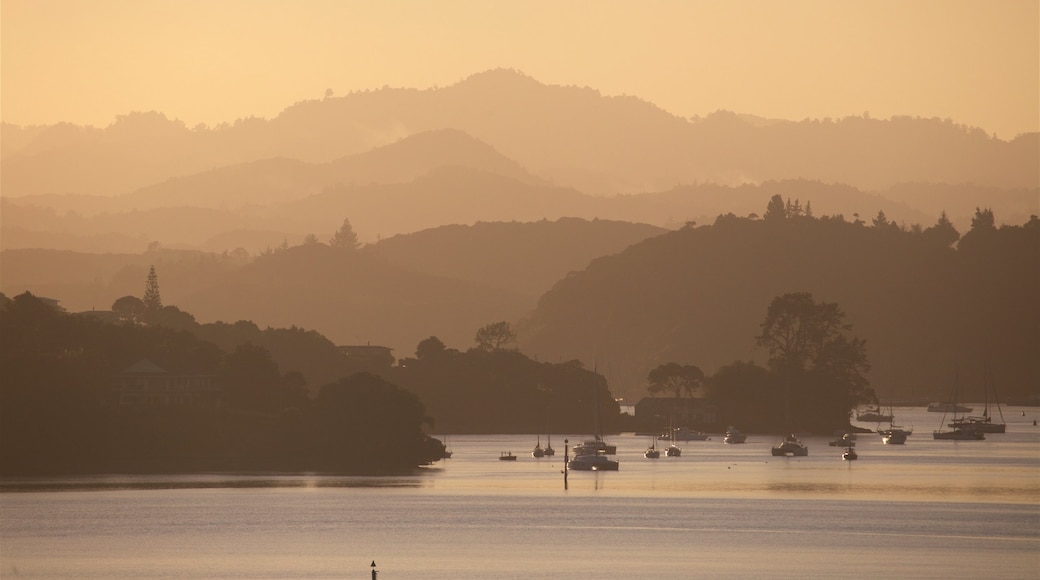Paihia que incluye escenas tranquilas, un atardecer y una bahía o un puerto