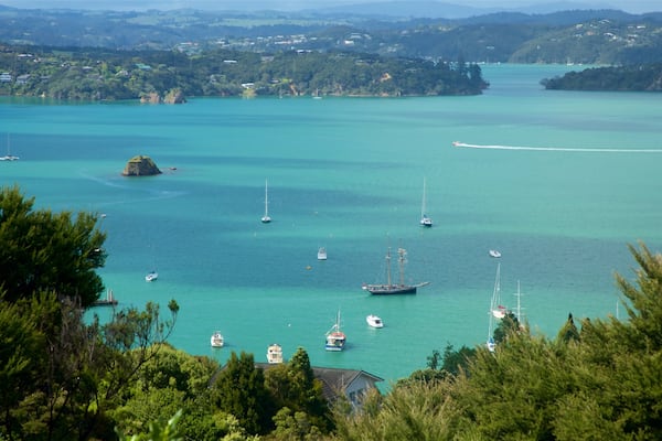 Flagstaff Hill showing a lake or waterhole and a bay or harbour