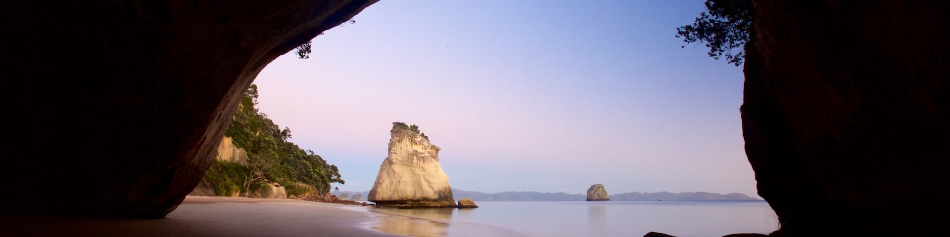 Cathedral Cove Beach joka esittää auringonlasku, ranta ja yleiset rantanäkymät