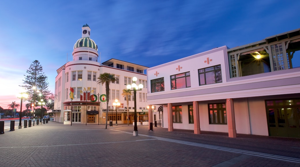 Napier fasiliteter samt torg eller plass og solnedgang