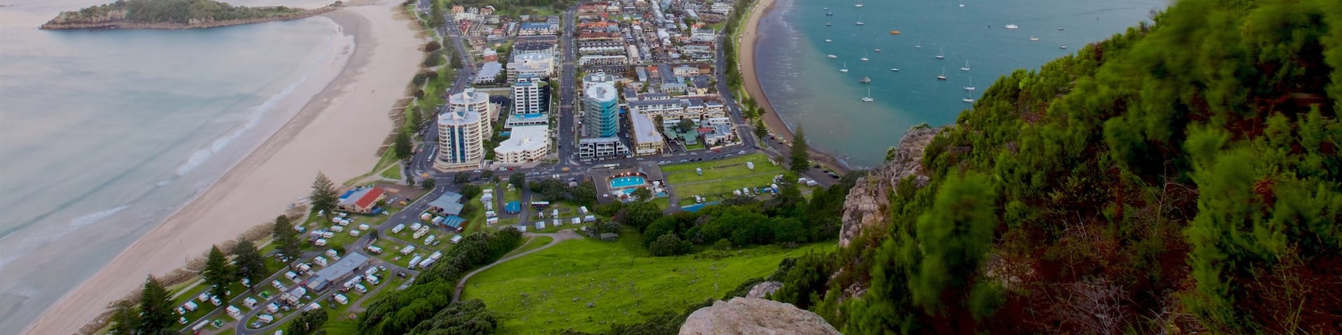 Mount Maunganui que incluye una ciudad costera, vistas generales de la costa y una bahía o puerto