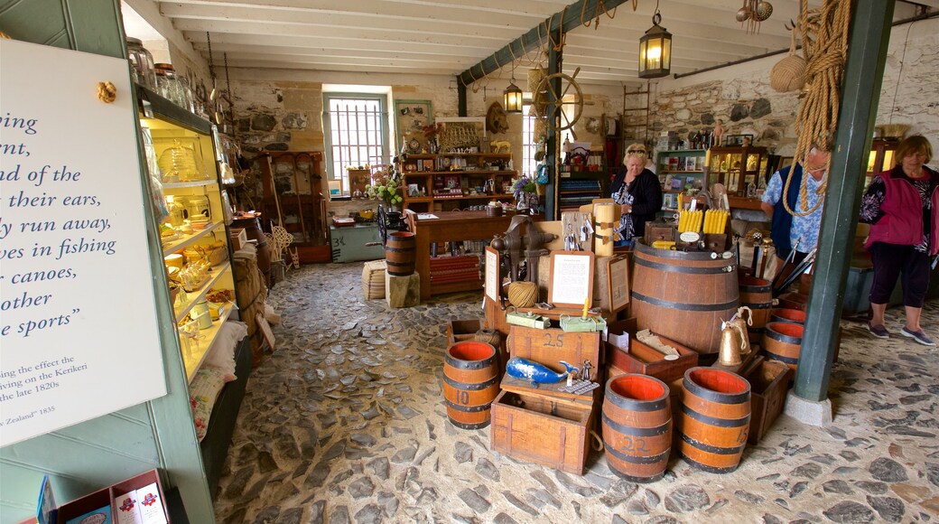 Stone Store das einen Beschilderung und Innenansichten sowie einzelne Frau